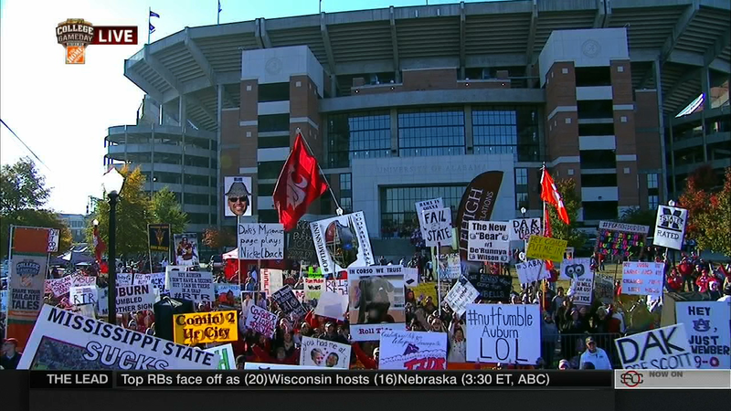 Illustration for article titled Tits Out For The Tide: Your College GameDay Sign Roundup